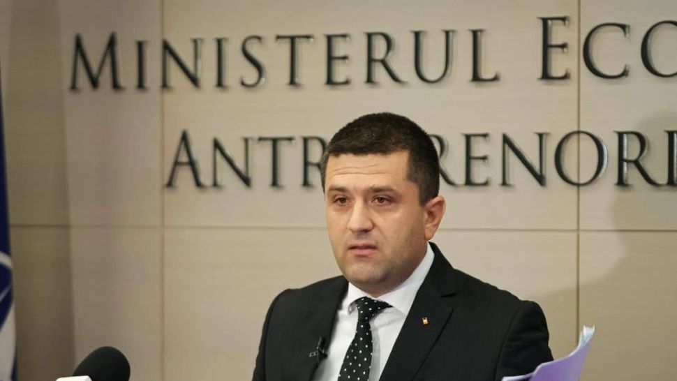 Protest uriaș la ușa ministrului rezist al Economiei: oamenii revoltați îi cer socoteală lui Radu Miruță 