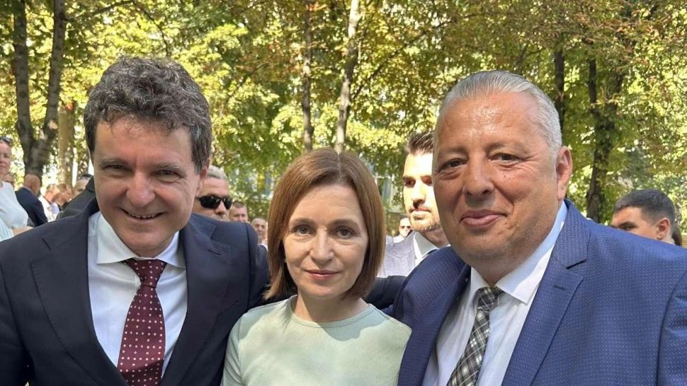 Controverse uriașe! Cine este politicianul acuzat că a dat mită care apare frecvent în anturajul lui Nicușor Dan?