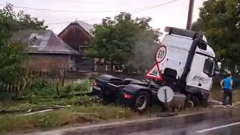 Accident din cauza carosabilului ud: un șofer a pus la pământ un stâlp și un gard