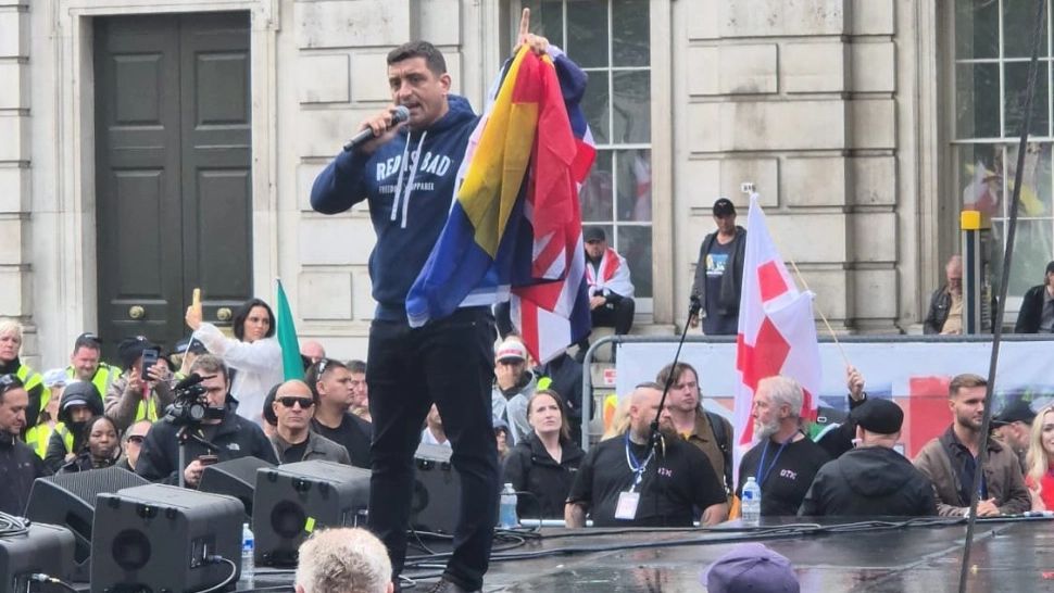 George Simion, discurs incendiar în mijlocul protestatarilor din Londra. „Dictatura este impusă de Emmanuel Macron și Ursula von der Leyen”
