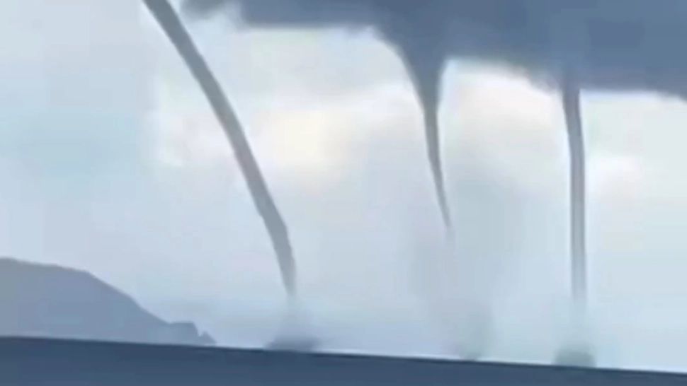 Fenomen meteo neobișnuit: tornade spectaculoase deasupra Mării Negre
