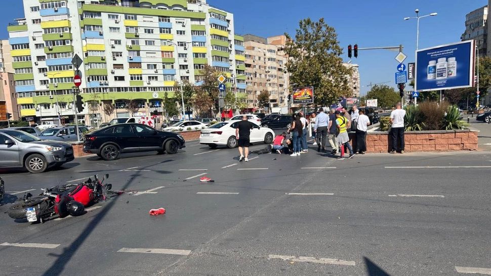 Accident rutier în București, la intersecția 13 Septembrie – Panduri: motociclist rănit după impactul cu un autoturism