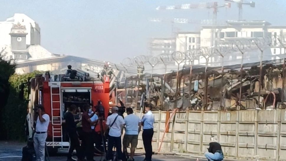 Fumul de după incendiul devastator din Sectorul 2 continuă să afecteze zona. Avertismentul primarului Rareș Hopincă