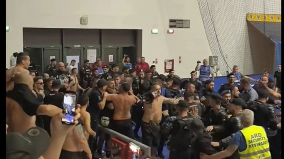Incidente violente la Craiova. Două grupări de suporteri au sărit la bătaie, la meciul de fotbal de sală dintre România și Ungaria - VIDEO