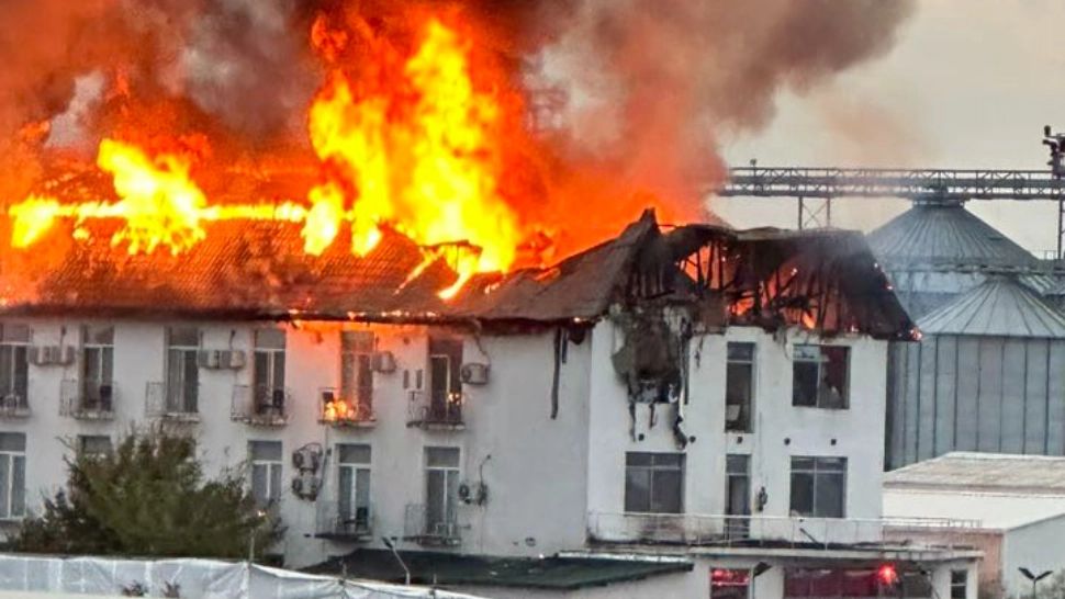 Incendiu violent la un hotel din Prahova. Două femei surprinse în clădire AU MURIT. Alte trei persoane au reușit să se autoevacueze