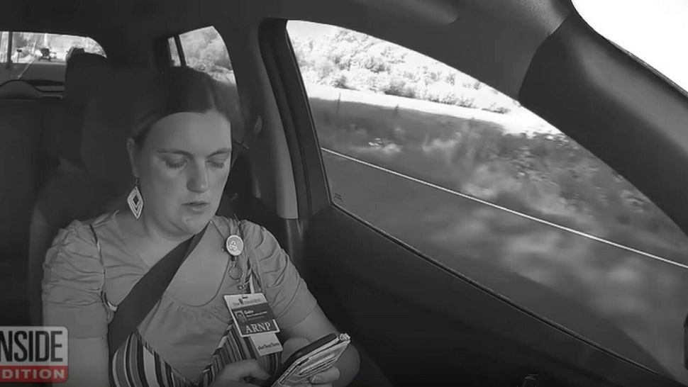 Accident rutier din cauza tehnologiei: o femeie a pierdut controlul mașinii în timp ce scria mesaje pe telefon