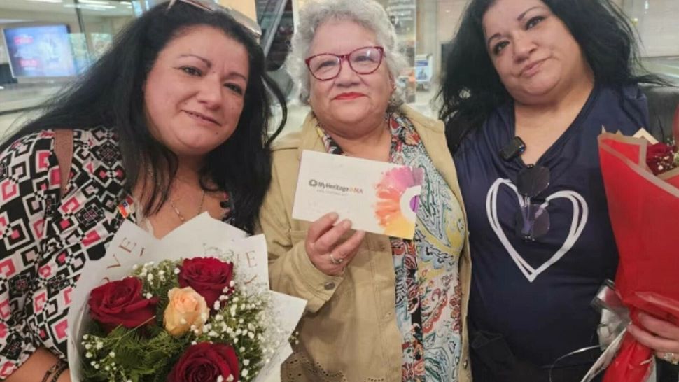 Reuniune emoționantă după 45 de ani: o mamă și-a regăsit fiicele gemene adoptate ilegal în Italia