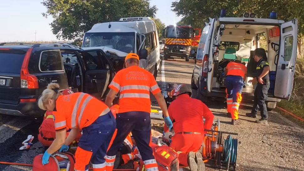 Tragedie rutieră în județul Botoșani. 3 oameni au murit, după un accident între un autocar şi un autoturism. Alte 7 persoane au ajuns la spital
