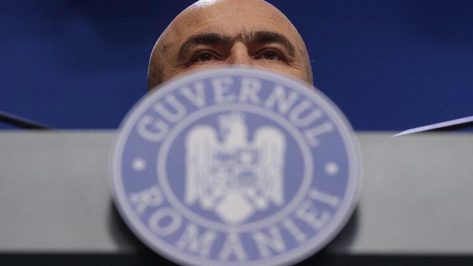 Austeritatea lui Bolojan nu repară deficitul bugetar. Experții cred că TVA se va majora din nou, dar e posibilă și introducerea impozitării progresive