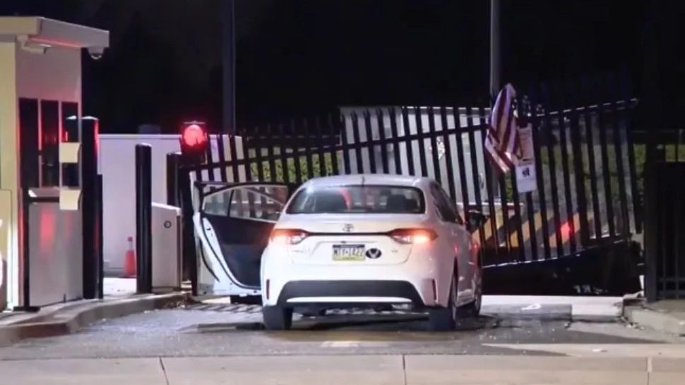 Alertă teroristă în America, după un atac suspect la un sediu FBI. Un bărbat este dat în urmărire, după ce a intrat cu mașina în poarta de securitate - VIDEO