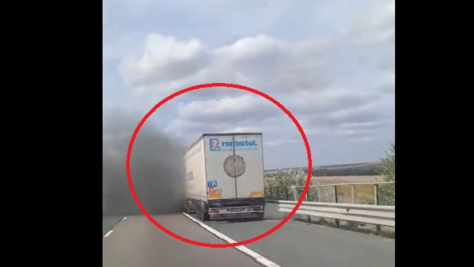  Trafic deviat pe A2, după ce un TIR a luat foc 