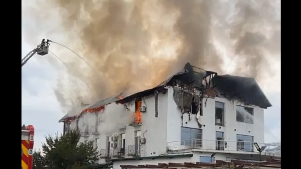 Cauzele incendiului de la hotelul din Prahova, investigate de poliție și procurori: a fost solicitată prezenţa unor experţi de la INSEMEX Petroşani