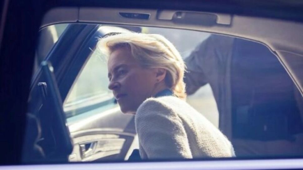 Mașina în care s-ar fi aflat Ursula vor der Leyen, blocată de protestatari în Bulgaria, înaintea vizitei din România - VIDEO