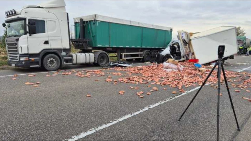 Accident grav în județul Bacău. O persoană a fost rănită în urma impactului dintre un camion și o autoutilitară 