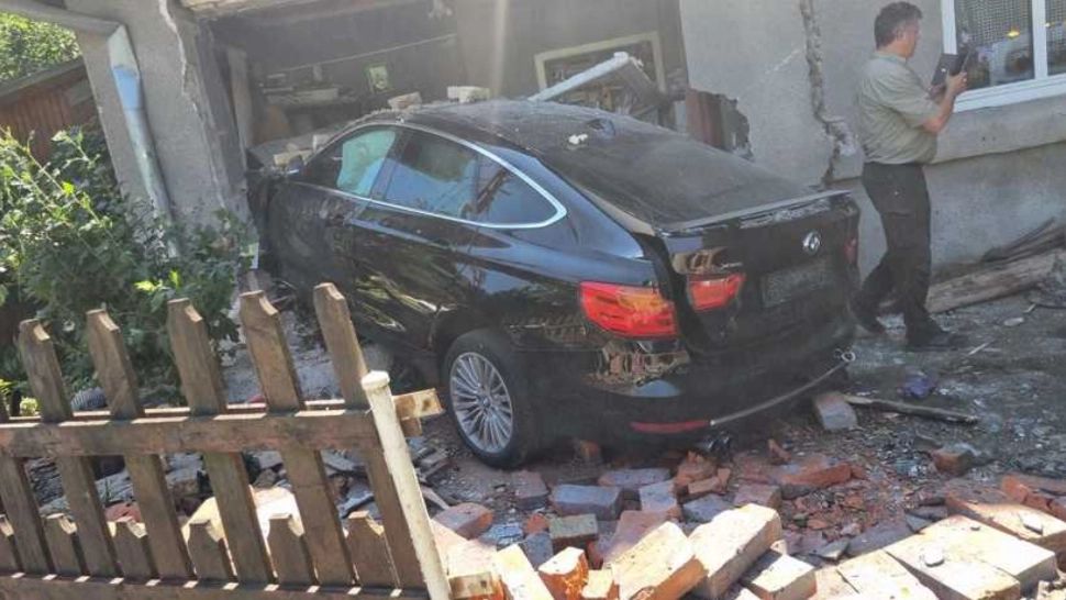 Accident demn de cascadorii râsului în Caraș-Severin. Un tânăr de 18 ani a intrat cu maşina într-o casă