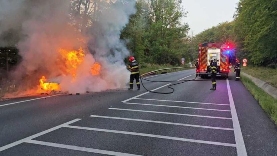  Trafic blocat pe DN 17, în judeţul Suceava. O mașină a luat foc în mers, doi tineri s-au salvat în ultimul moment