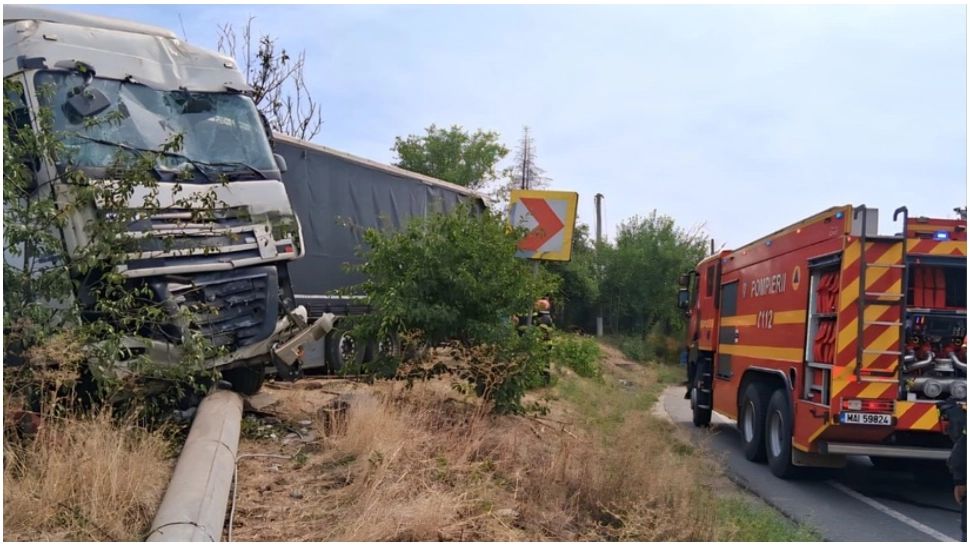 Accident grav în județul Giurgiu. Un TIR încărcat cu fier vechi a derapat şi a pus la pământ un gard, un stâlp şi mai mulţi copac