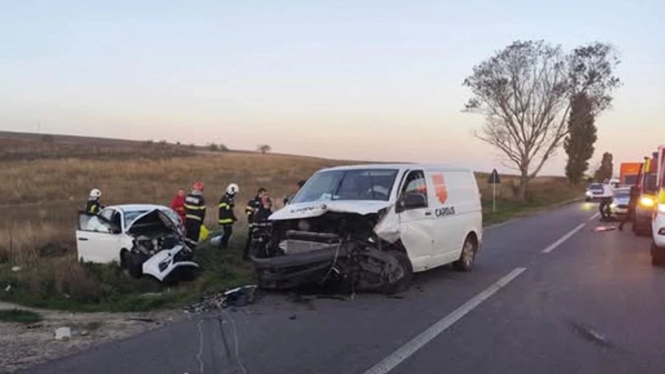 Tragedie în județul Iași. O femeie a murit, iar fiul ei a fost rănit, în urma impactului dintre o mașină și o dubiță