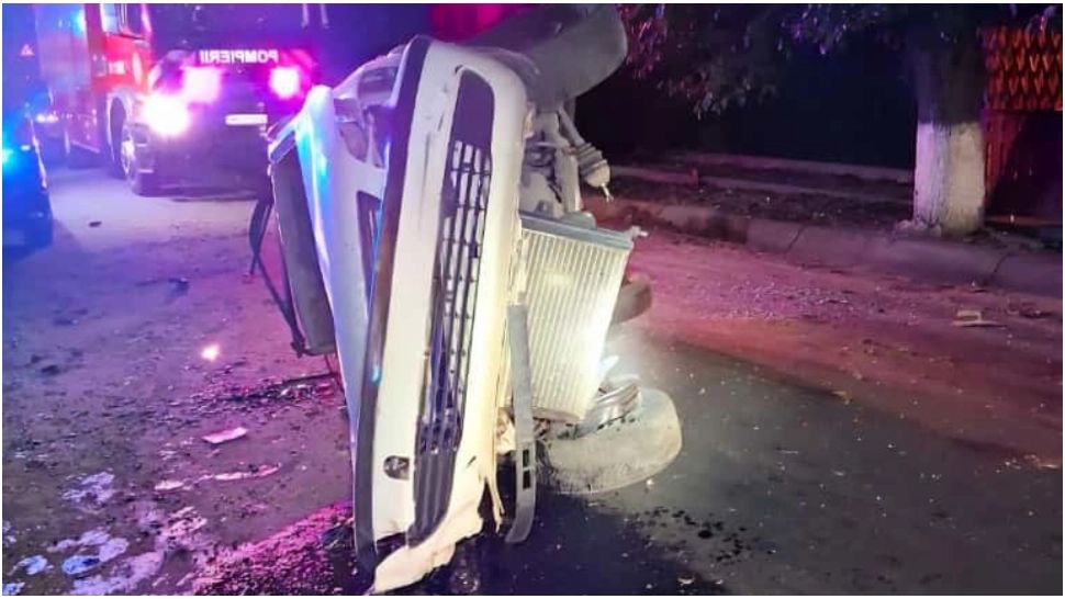 Accident grav în Giurgiu. Cinci tineri, transportaţi la spital după ce mașina în care se aflau s-a răsturnat