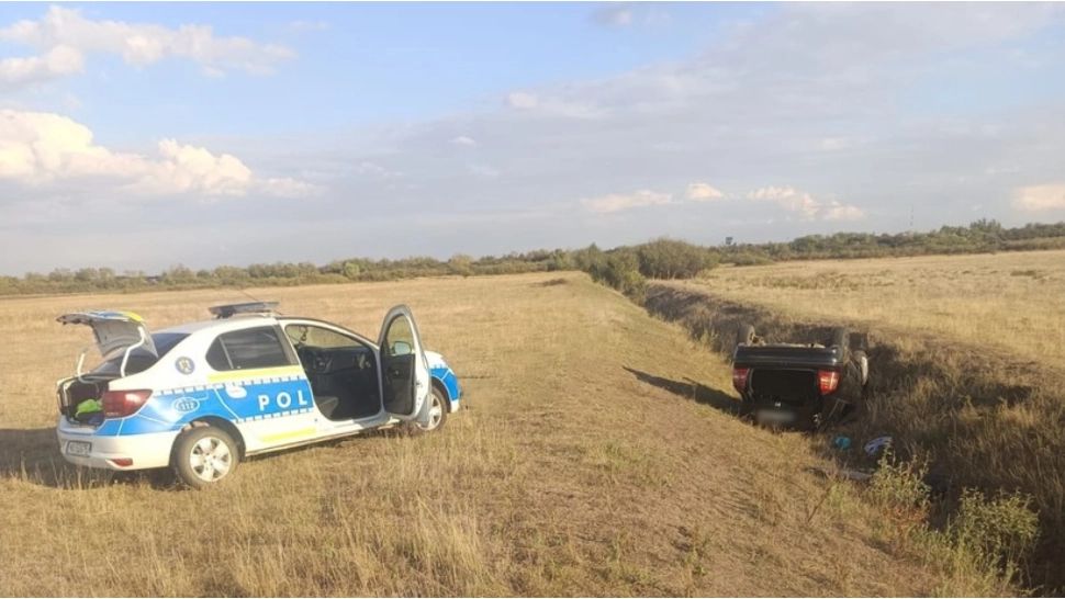 Urmărire ca în filme în județul Timiș. Un șofer fără permis s-a răsturnat cu mașina într-un șanț în timp ce încerca să scape de poliție