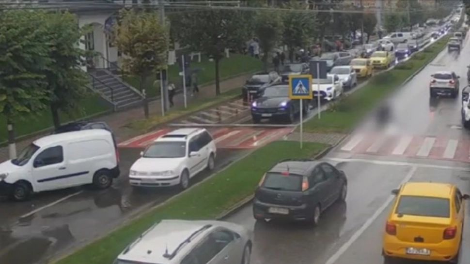 Femeie de 70 de ani, lovită violent pe trecerea de pietoni, în fața unei școli