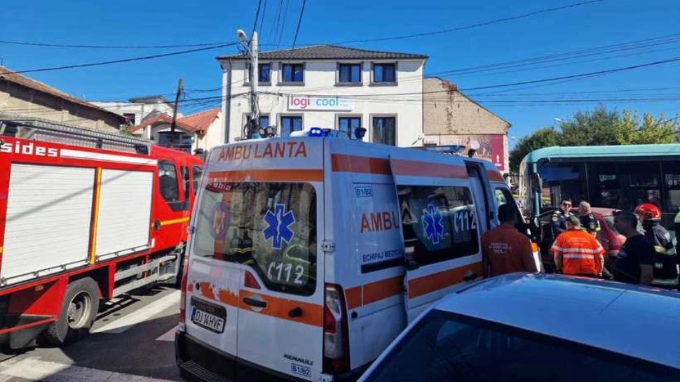 Accident CUMPLIT în Craiova. Un autobuz și o mașină au intrat în coliziune după ce un șofer de 80 de ani nu a acordat prioritate