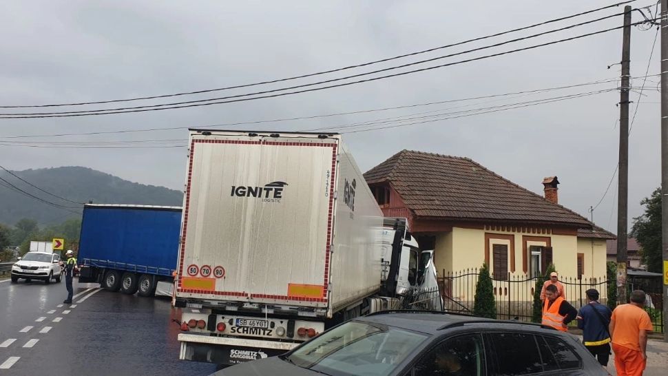 Circulație îngreunată pe Valea Oltului după coliziunea a două TIR-uri | FOTO