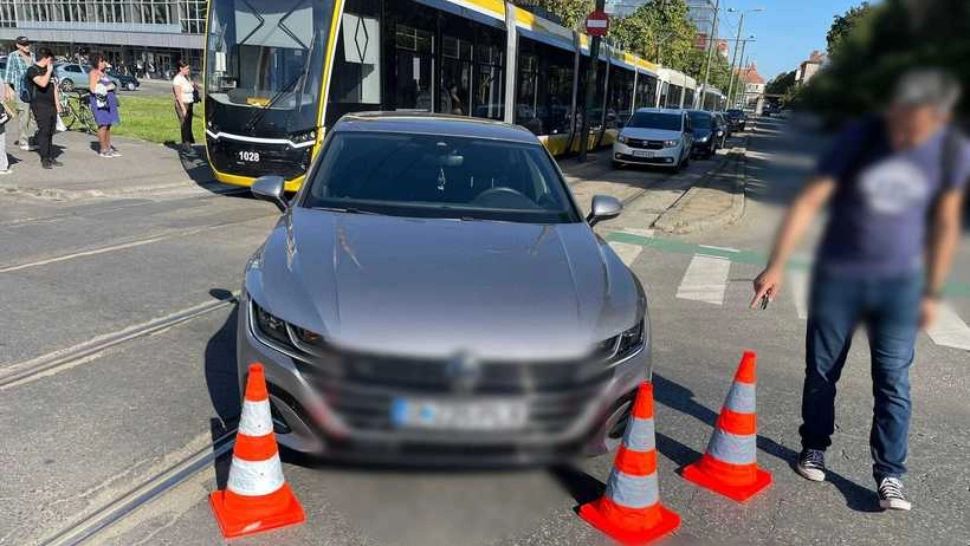 Accident între o mașină și un tramvai. Autoturismul a fost proiectat într-un alt vehicul, iar o șoferiță a fost rănită