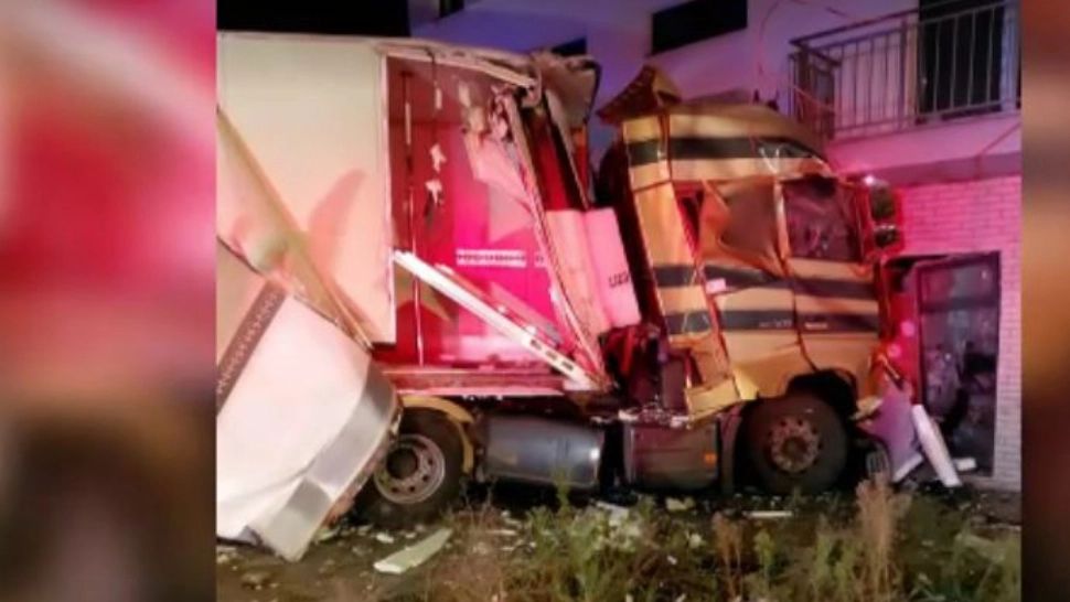 Accident spectaculos în Cluj-Napoca: un TIR a intrat într-un bloc, după ce a avariat două mașini și un stâlp