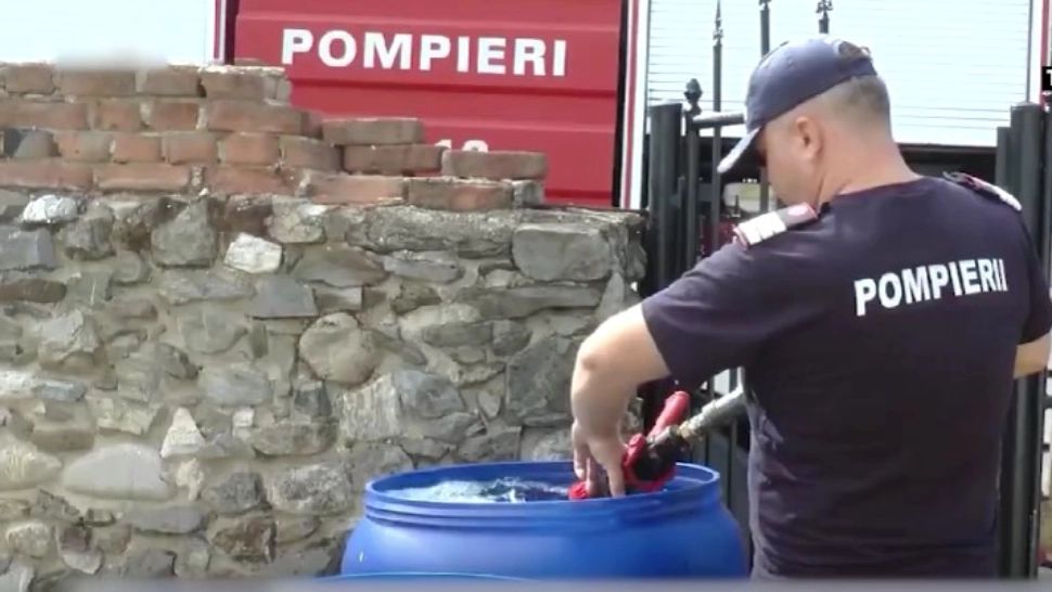 Localități afectate de secetă. Apă adusă în gospodării de pompieri