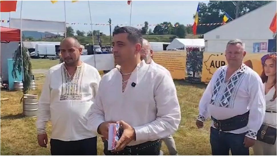 George Simion, în mijlocul românilor înainte de cele 4 moțiuni de dărâmare a Guvernului. Liderul AUR a ajuns la Țebea - VIDEO