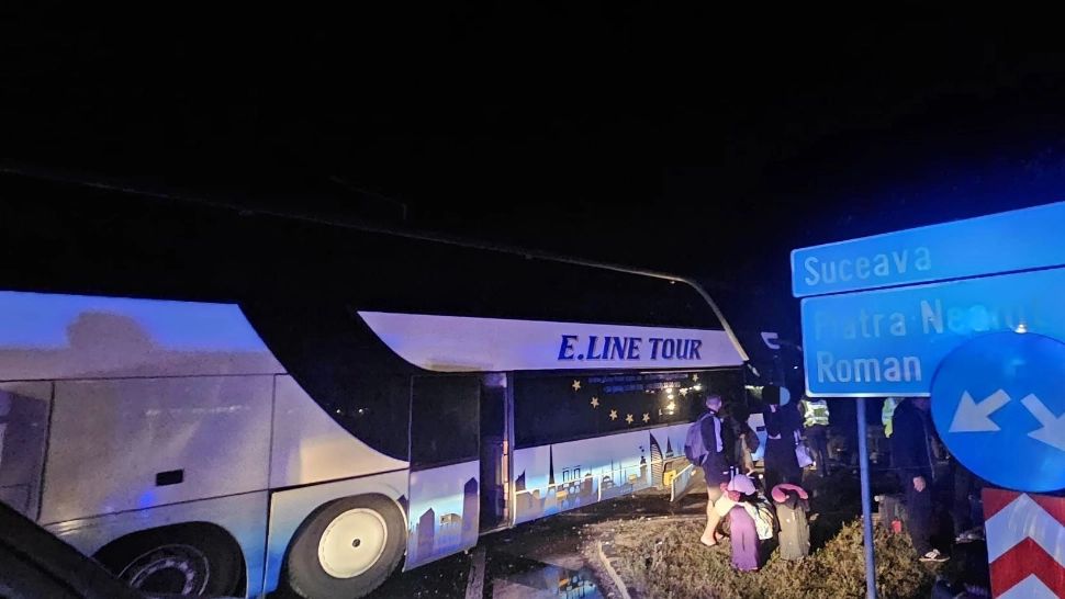 Accident grav în Bacău, în care a fost implicat un autocar. Patru adulți și un copil au fost răniți