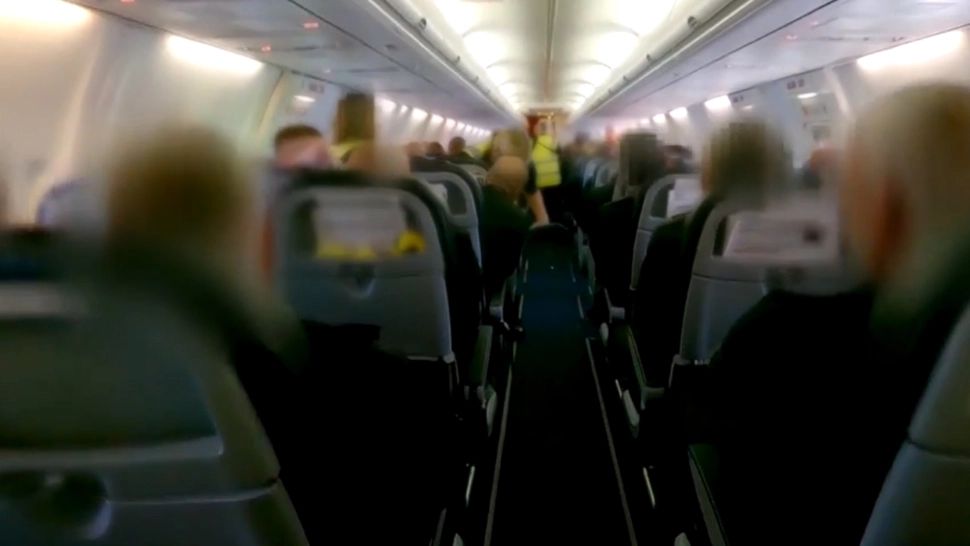 Video: Românii, trimiși acasă cu bani în buzunar: Cât li se dă să plece și cum arată zborurile de deportare din Marea Britanie