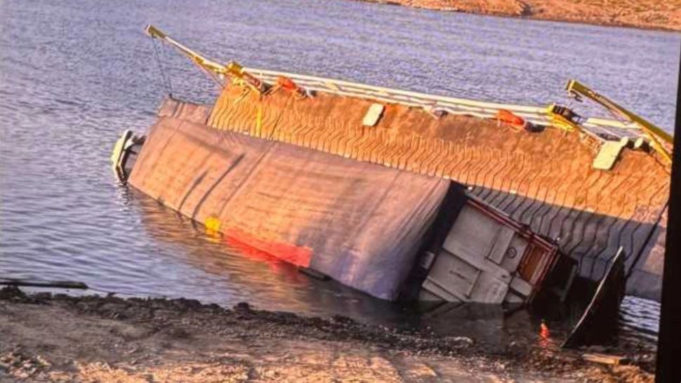 Incident naval la Brăila. Un bac încărcat cu floarea-soarelui s-a scufundat în Dunăre 