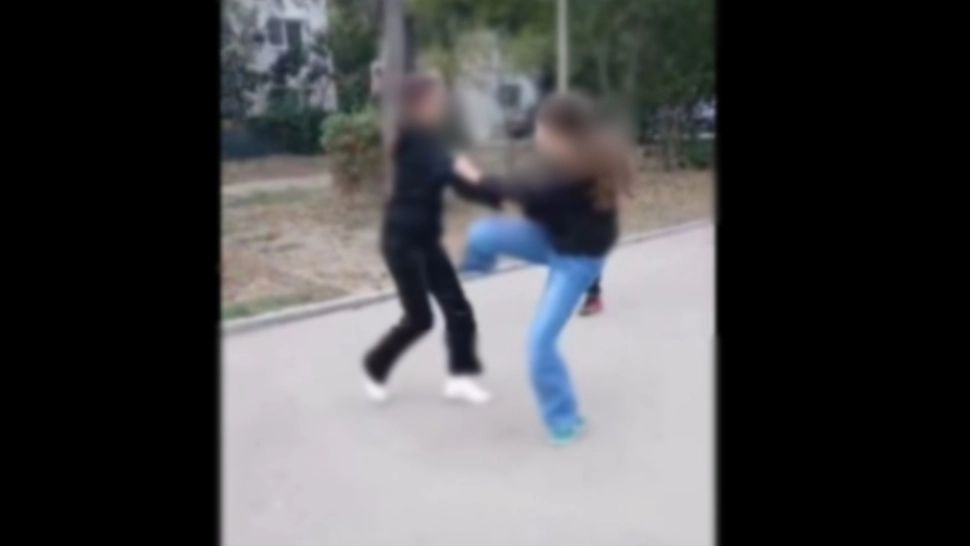 Două eleve s-au bătut ca în ring, în apropierea școlii. Colegii prezenți erau preocupați să filmeze – VIDEO