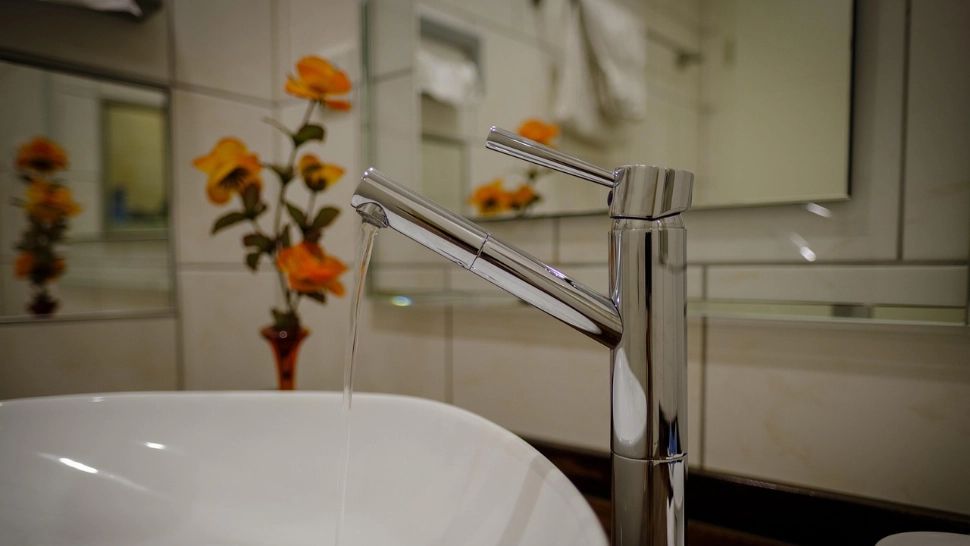 Secretul japonez pentru oglinzi strălucitoare: ingredientul natural din bucătărie care înlocuiește soluțiile chimice