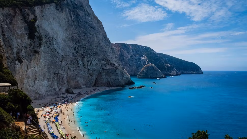 Reguli stricte pentru turiști în Grecia: amendă de până la 900 de euro pentru femeile care poartă tocuri în aceste locuri