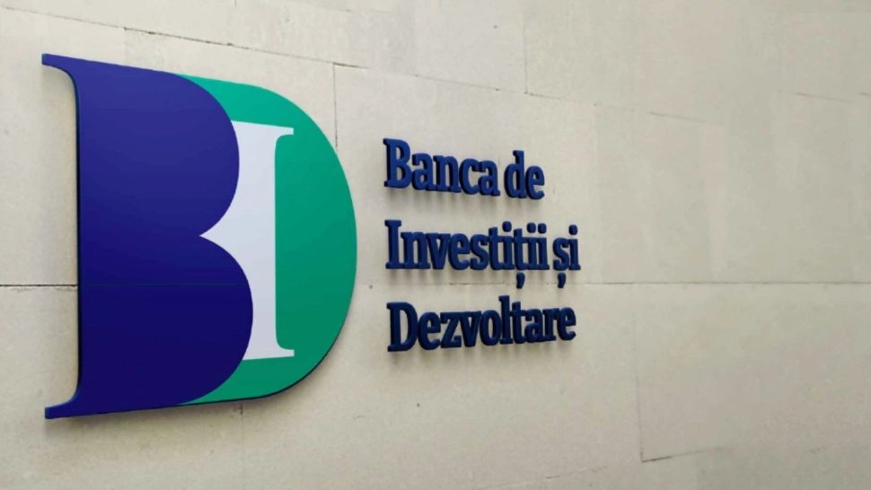 Bolojan taie de la cei săraci, dar ignoră risipa din instituțiile statului. Cum toacă milioane de euro o bancă de stat fără activitate?