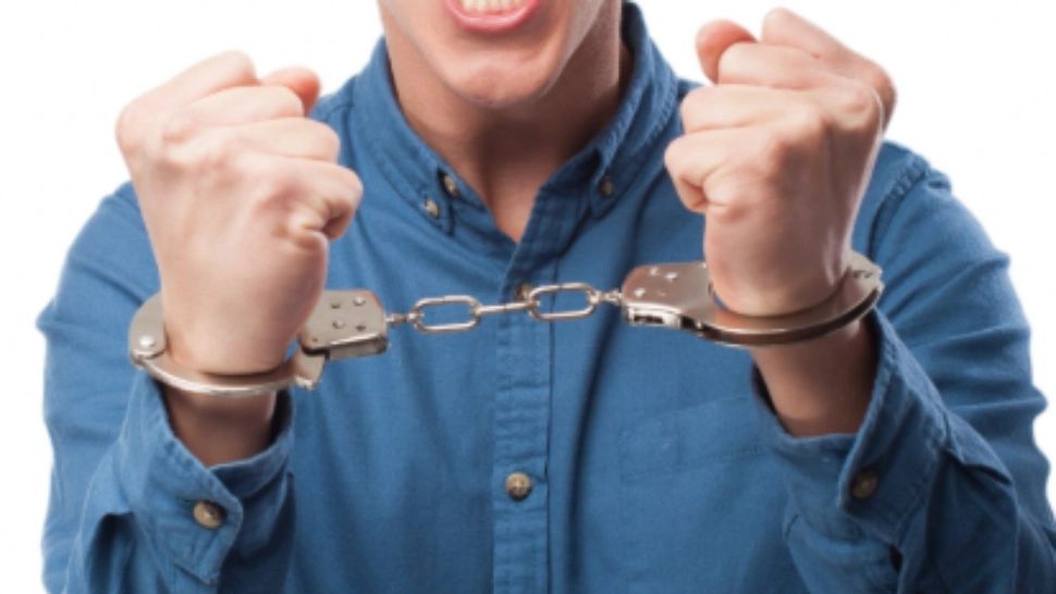  A încercat să își otrăvească fostul socru și apoi i-a tăiat frânele de la mașină. Acum răspunde în fața Tribunalului Buzău