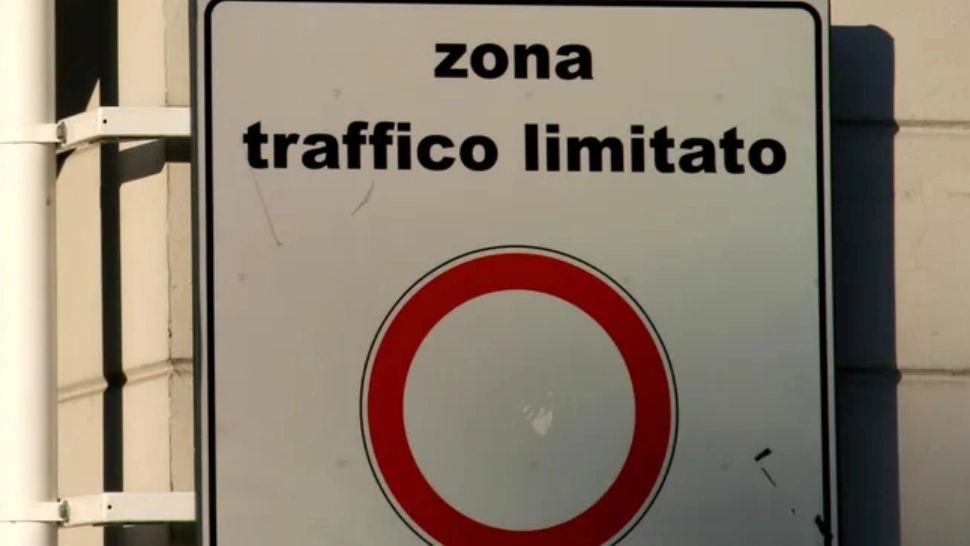 Puțini șoferi știu asta! ZTL pe indicatoarele rutiere: ce înseamnă și de ce turiștii primesc amenzi usturătoare