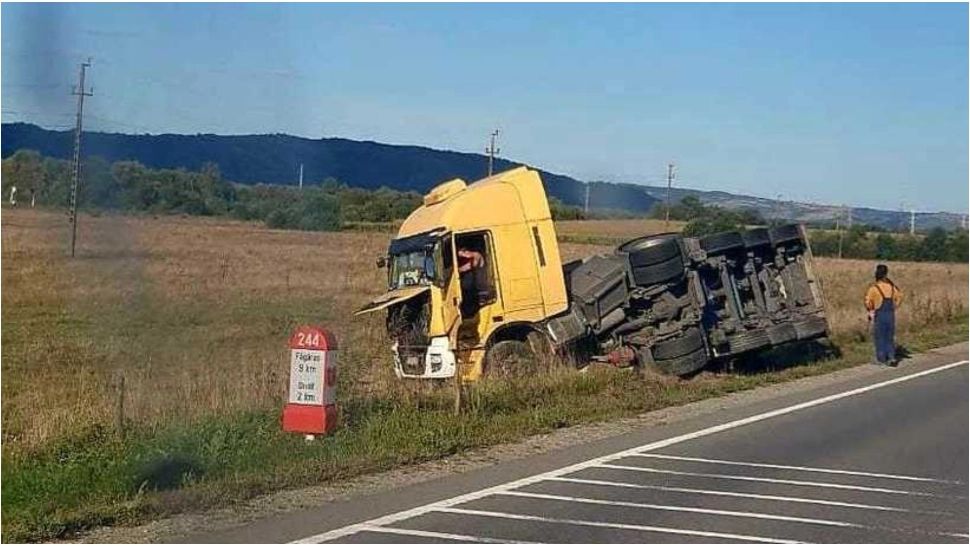 Trafic blocat pe pe DN 1, în judeţul Braşov. O cisternă încărcată cu acid sulfuric s-a răsturnat 