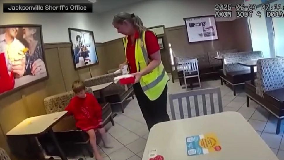 Aventură riscantă: un băiat de 5 ani a plecat singur la fast-food, în timp ce părinții dormeau