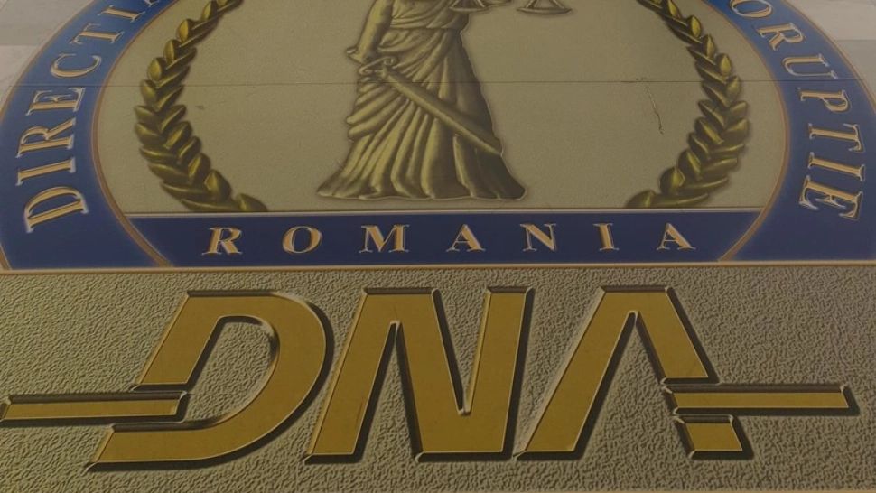 Șef din Poliția Bacău, prins în flagrant de DNA când lua mită. A fost plasat în arest la domiciliu