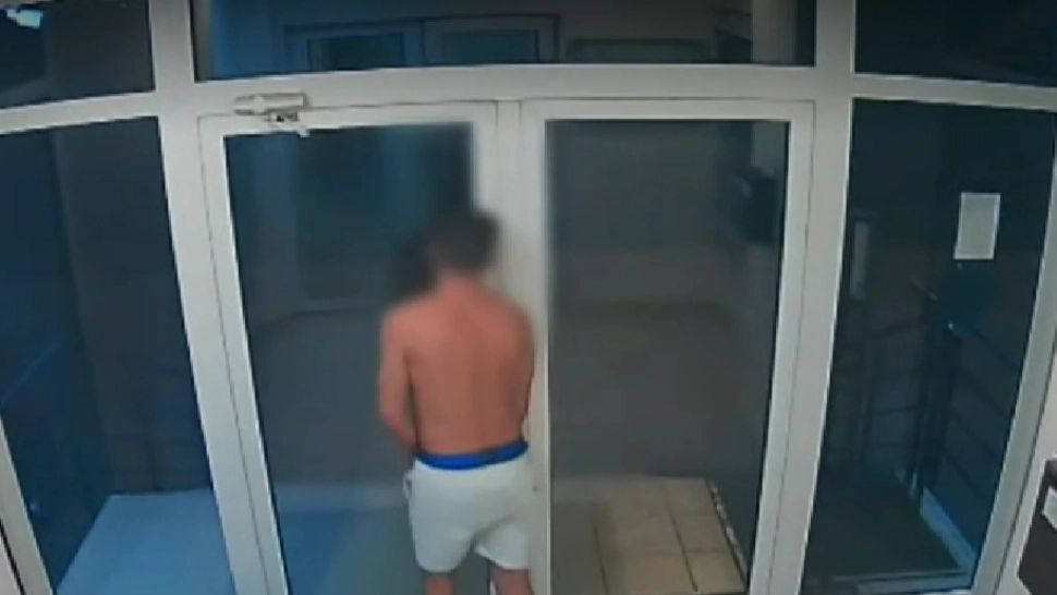 Bărbat drogat și dezbrăcat, surprins intrând în mai multe apartamente. Locatarii, șocați de incident