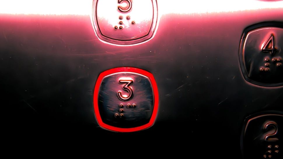 Minune pentru un bărbat de 75 de ani. A supraviețuit 4 zile blocat în lift