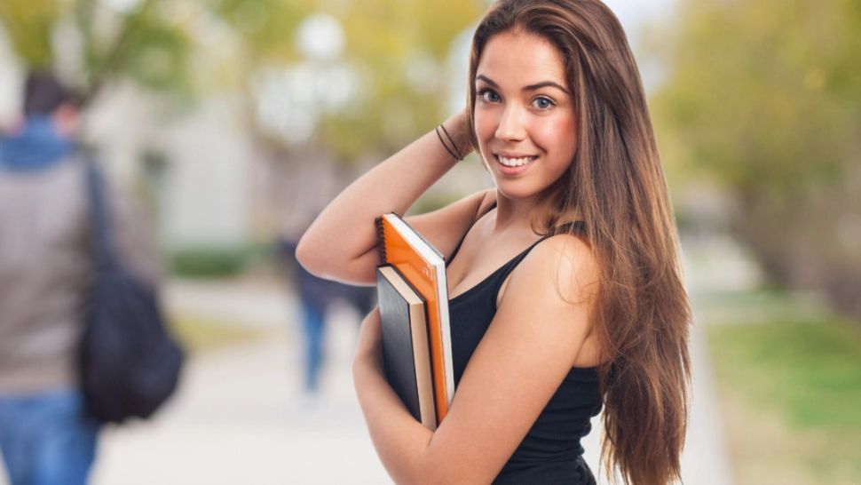 O țară europeană introduce un cod vestimentar strict pentru școli. Elevii care lasă prea mult vederii, luați în vizor