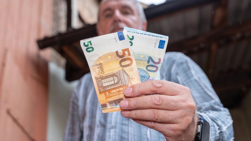 Banca Centrală Europeană ne sfătuiește să punem bani de-o parte, pentru zile negre