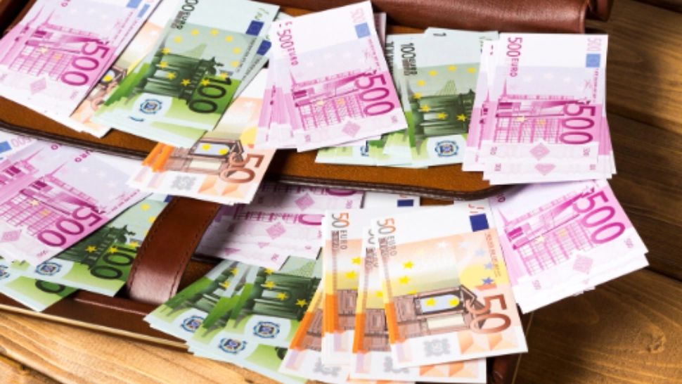 O femeie din Timiș a fost jefuită de 50.000 de euro. Prietena ei le-a dat pontul hoților și a momit-o în oraș ca să nu fie nimeni acasă  