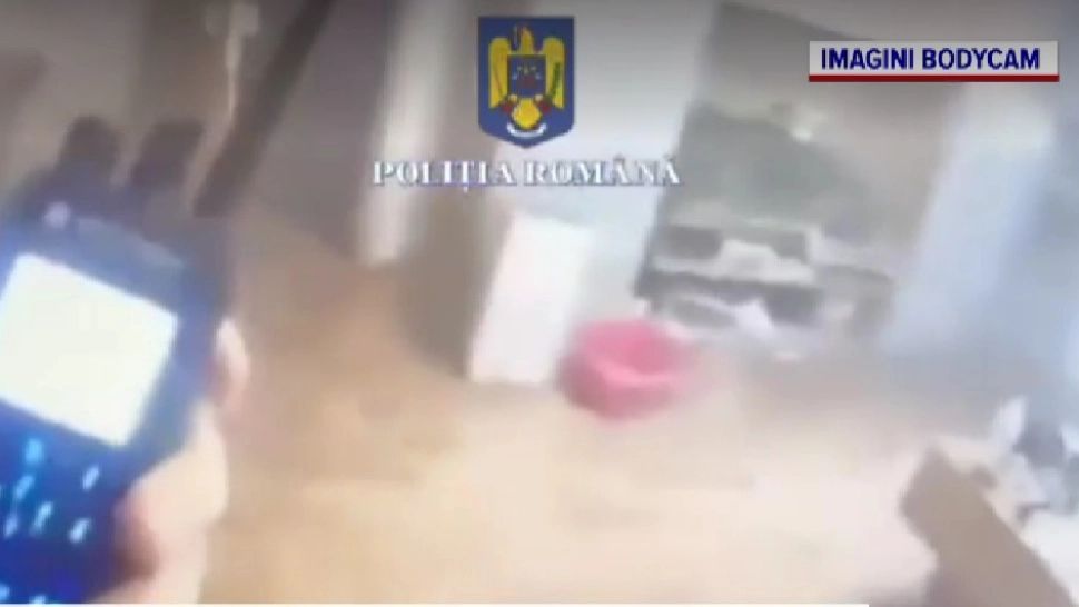 Femeie de 33 de ani, salvată dintr-un apartament în flăcări. Momentul, surprins pe camerele body-cam