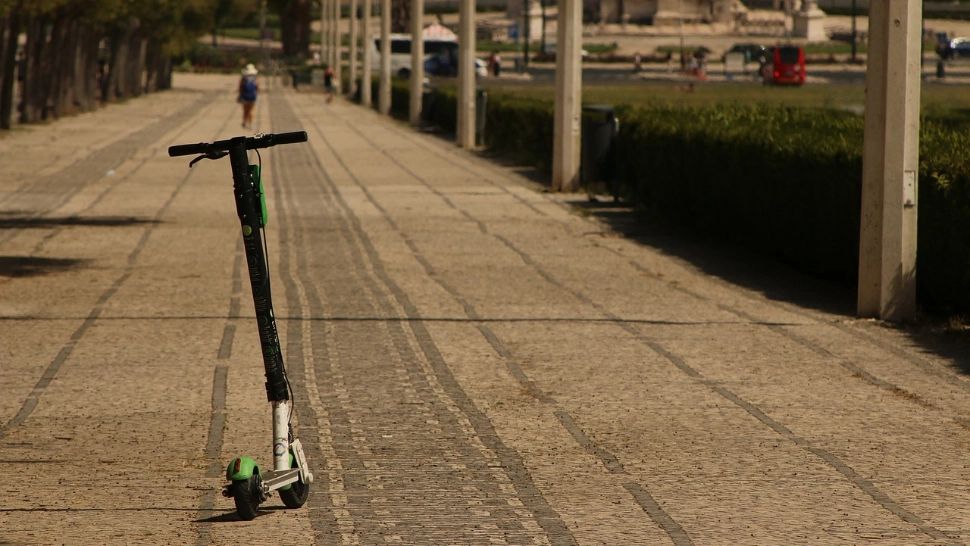 Accident grav în Alba-Iulia. Un copil de 8 ani care circula pe o trotinetă electrică a fost lovit în plin de o mașină 